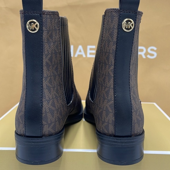 Michael Kors ELLA FLAT BOOTIE MK SIG SM
49F4ELFE5B
BROWN - Picture 13 of 16